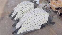 鋼廠抓取小料斗襯瓷施工